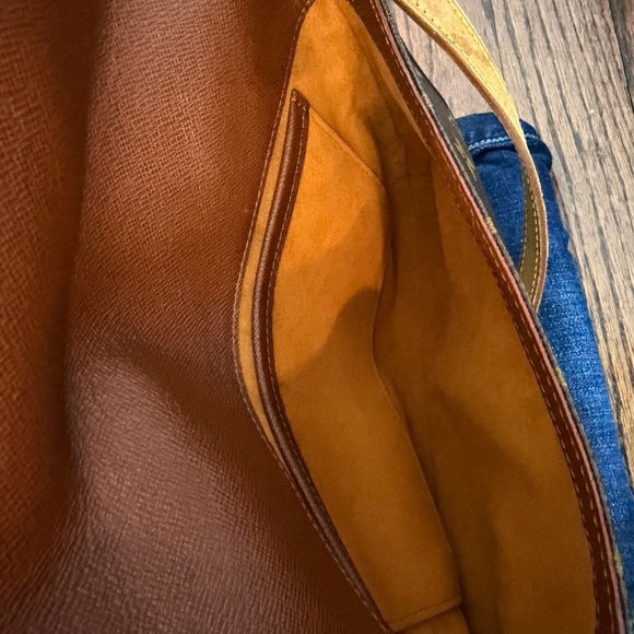 Louis Vuitton Monogram vintage shoulder Bag as shown - Picture 10 of 13